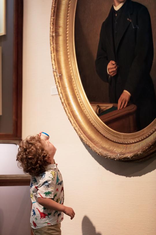 Enfant devant une peinture
